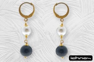 Orecchino acciaio dorato pendente con perla da 6 mm. e pietra onice da 8 mm. chiusura tonda con molletta