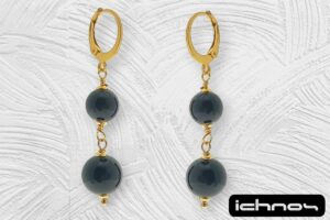 Orecchino acciaio dorato pendente con 2 pietre onice da 8 e 10 mm. chiusura tonda con molletta