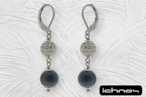 Orecchino acciaio pendente con pietra onice da 10 mm. e pallina strass 8 mm. chiusura tonda con molletta