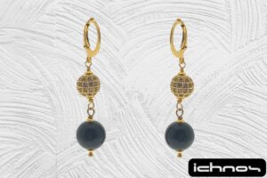 Orecchino acciaio dorato pendente con pietra onice da 10 mm. e pallina strass 8 mm. chiusura tonda con molletta