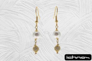 Orecchino acciaio dorato pendente con perla da 8 mm. e pallina strass 6 mm. chiusura tonda con molletta