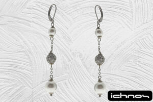 Orecchino acciaio pendente catenina con 2 perle da 4 e 8 mm. pallina strass 6 mm. chiusura tonda con molletta