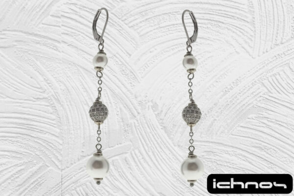 Orecchino acciaio pendente catenina con 2 perle da 4 e 8 mm. pallina strass 6 mm. chiusura tonda con molletta