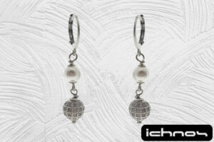 Orecchino acciaio pendente con perla da 6 mm. e pallina strass 8 mm. chiusura tonda con molletta