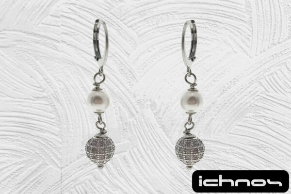 Orecchino acciaio pendente con perla da 6 mm. e pallina strass 8 mm. chiusura tonda con molletta