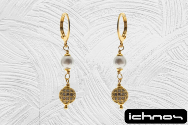 Orecchino acciaio dorato pendente con perla da 6 mm. e pallina strass 8 mm. chiusura tonda con molletta