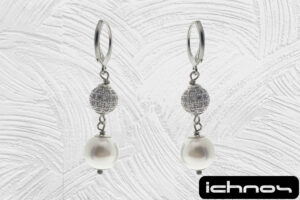 Orecchino acciaio pendente con perla da 8 mm. pallina strass 6 mm. chiusura tonda con molletta