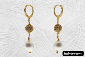 Orecchino acciaio dorato pendente con perla da 8 mm. pallina strass 6 mm. chiusura tonda con molletta