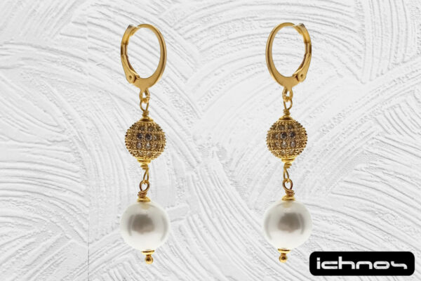 Orecchino acciaio dorato pendente con perla da 8 mm. pallina strass 6 mm. chiusura tonda con molletta
