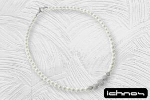 Collana perle mm. 6 con centrale 5 sfere zirconi chiusura acciaio