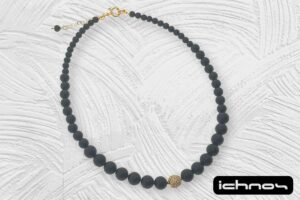 Collana degradè in perle onice con sfera zirconi e chiusura acciaio dorata