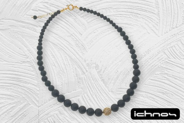 Collana degradè in perle onice con sfera zirconi e chiusura acciaio dorata