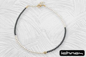 Collana bicolore con perle e pietre onice mm. 4, sfera zirconi e chiusura acciaio dorata