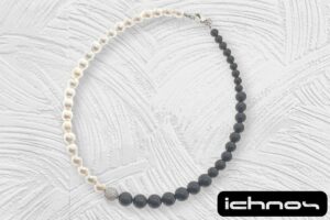 Collana assimetrica perle e pietre onice con sfera zirconi e chiusura acciaio