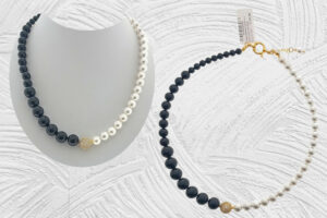 Collana assimetrica perle e pietre onice con sfera zirconi e chiusura acciaio dorate