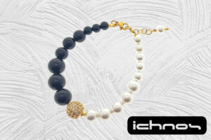 Bracciale bicolore perle degrad? con chiusura acciaio dorata, pallina strass e catenina di regolazione
