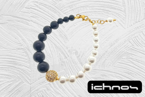 Bracciale bicolore perle degrad? con chiusura acciaio dorata, pallina strass e catenina di regolazione