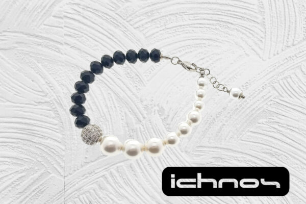 Bracciale asimmetrico perle e cristalli con chiusura acciaio, pallina strass e catenina di regolazione