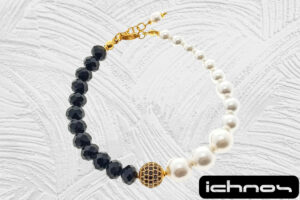 Bracciale asimmetrico perle e cristalli con chiusura acciaio dorata, pallina strass e catenina di regolazione