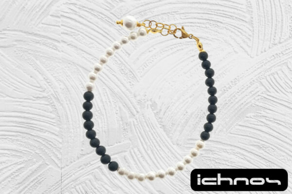 Bracciale perle e onice bicolore mm. 4 con chiusura acciaio dorato e catenina di regolazione