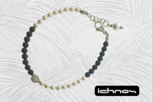 Bracciale perle e onice bicolore mm. 4 con chiusura acciaio, pallina strass e catenina di regolazione