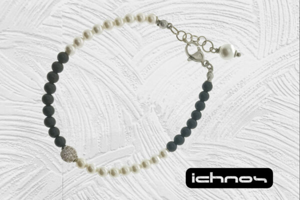 Bracciale perle e onice bicolore mm. 4 con chiusura acciaio, pallina strass e catenina di regolazione