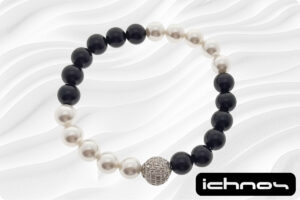 Bracciale bicolore perle e onice mm. 8 elasticizzato 4 segmenti con sfera strass