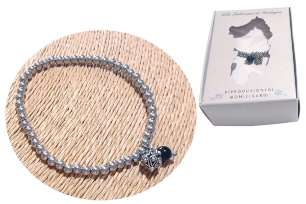 Bracciale elasticizzato sfere acciaio 4 mm. ciondolo onice e bottone anticato