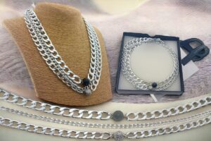 Collana 3 catene alluminio maglia argento lucido con sfera strass e pietra nera