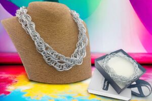 Collana lunga maglia alluminio intrecciata satinata