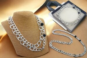 Collana lunga 2 maglie alluminio argento con pietre e sfera strass
