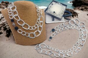 Collana lunga maglie alluminio satinato con pietre nere e chiusura magnetica strass
