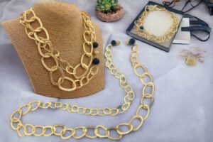 Collana lunga maglie alluminio satinato dorato con pietre nere e chiusura magnetica strass