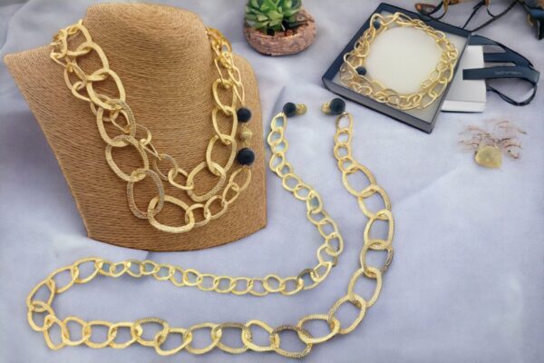 Collana lunga maglie alluminio satinato dorato con pietre nere e chiusura magnetica strass