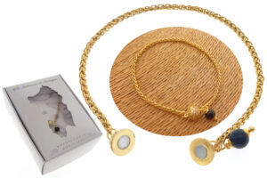 Bracciale maglia acciaio dorata con ciondolo pietra onice e chiusura sfera strass magnetica