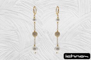 Orecchino acciaio dorato pendente con perle da 6 e 8 mm. con pallina strass 6 mm. chiusura tonda con molletta