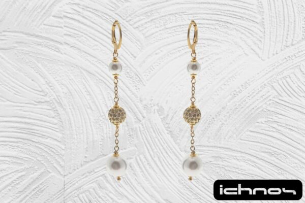 Orecchino acciaio dorato pendente con perle da 6 e 8 mm. con pallina strass 6 mm. chiusura tonda con molletta