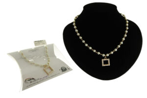 Collana metallo e perle con ciondolo rombo