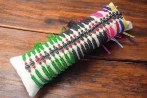 Bracciale regolabile in nylon intrecciato top quality con pietre + tubo espositore in cotone 24 pz.