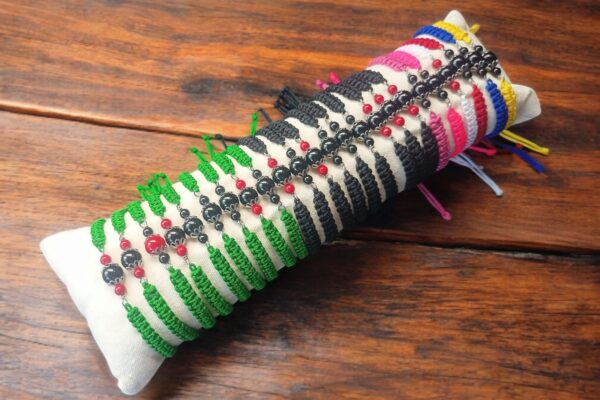 Bracciale regolabile in nylon intrecciato top quality con pietre + tubo espositore in cotone 24 pz.